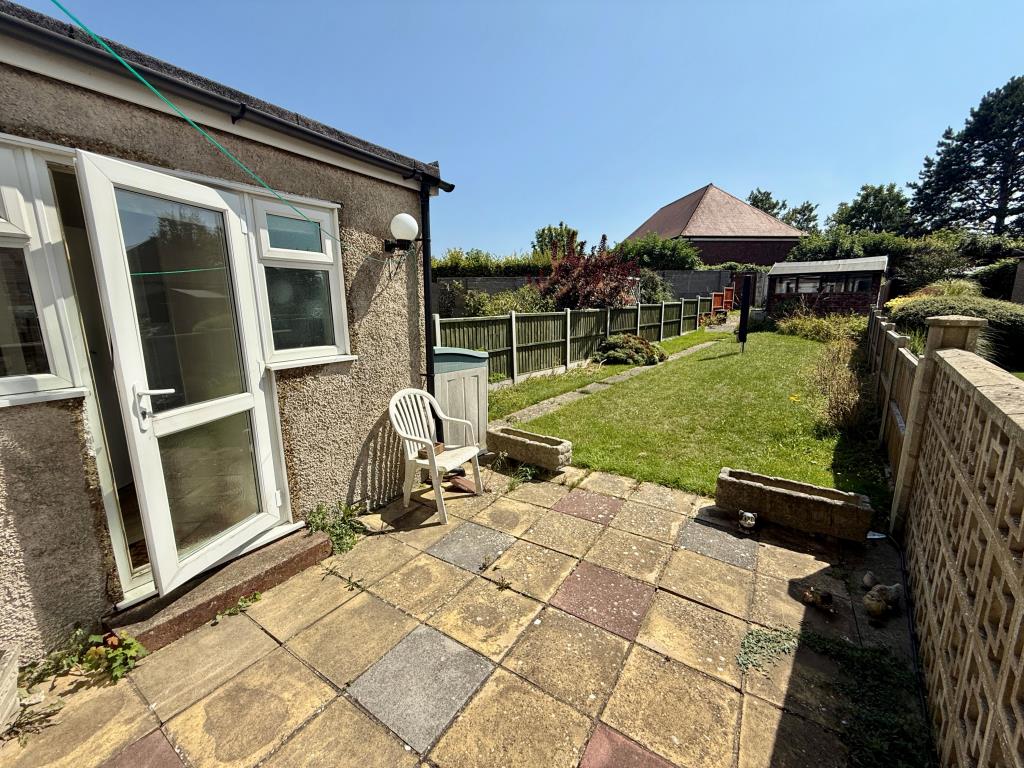 Lot: 47 - THREE-BEDROOM HOUSE FOR IMPROVEMENT - Garden to rear